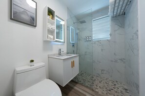 Dusj, hårføner, håndklær og såpe