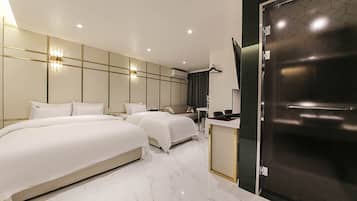 Camera Luxury con 2 letti singoli | Copriletto in piuma, minibar con snack e bevande gratuite, una scrivania