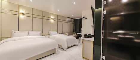 Cubrecamas, minibar con artículos gratuitos, escritorio y wifi gratis
