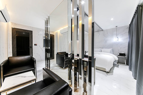 Luxury Room | Down comforters, free minibar, desk, free WiFi