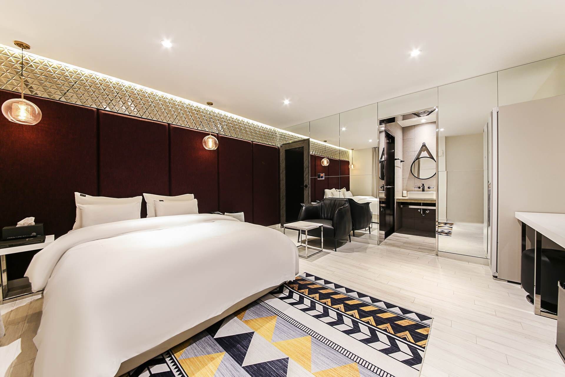 奢华客房 | 羽绒被、迷你吧（备有免费物品）、办公桌、免费 WiFi