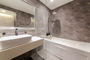 Luxury Twin Room | Bathroom | Free toiletries, hair dryer, bathrobes, towels - MAY Hotel (Wonju)