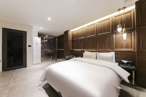 Premium Room | Down comforters, free minibar, desk, free WiFi