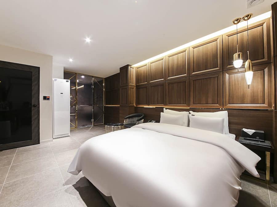 Habitación Premium | Edredones de plumas, minibar con artículos gratuitos, escritorio