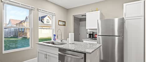 冷蔵庫、電子レンジ、オーブン、コンロ