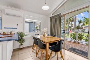 Villa de lujo, 2 habitaciones | Servicio de comidas en la habitación
