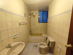 Shower, hair dryer, towels, soap - Departamento Céntrico, Amplio y Cómodo, Excelente Vista, Ideal Para tu Familia (La Paz)