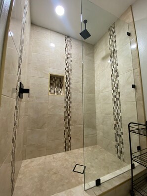Douche, serviettes fournies, savon, shampoing