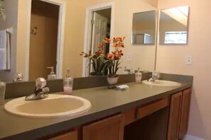 タオル、石鹸、トイレットペーパー