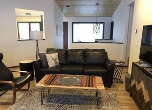 Smart-TV, Kamin, Tischfußball, Tischtennisplatte