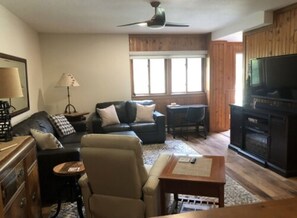 Smart-TV, Kamin, Tischfußball, Tischtennisplatte