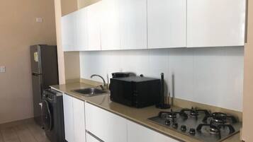 Een microgolfoven, een oven, een kookplaat, een vaatwasser