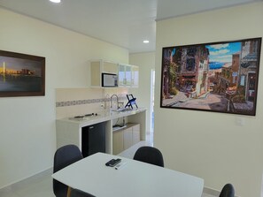 Geladeira, micro-ondas, cooktop, cafeteira/chaleira