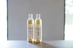 Douche, articles de toilette gratuits, sèche-cheveux, chaussons