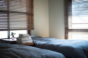 Kahden hengen signature-huone (kaksi sänkyä), 2 yhden hengen sänkyä, tupakointi kielletty | Untuvapeitot, yksilöllisesti sisustettu, yksilöllisesti kalustettu