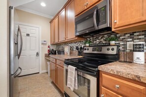 雪櫃、微波爐、焗爐、爐具