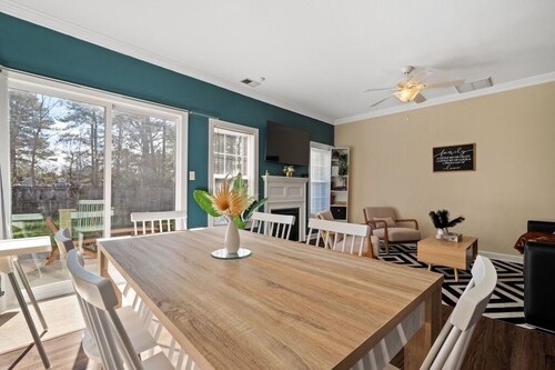 Spacious 3BR townhome. 1 mile to the Oceanfront & The Dome