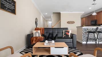 Smart TV, chimenea y libros