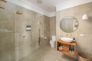 Douche, sèche-cheveux, serviettes fournies, savon