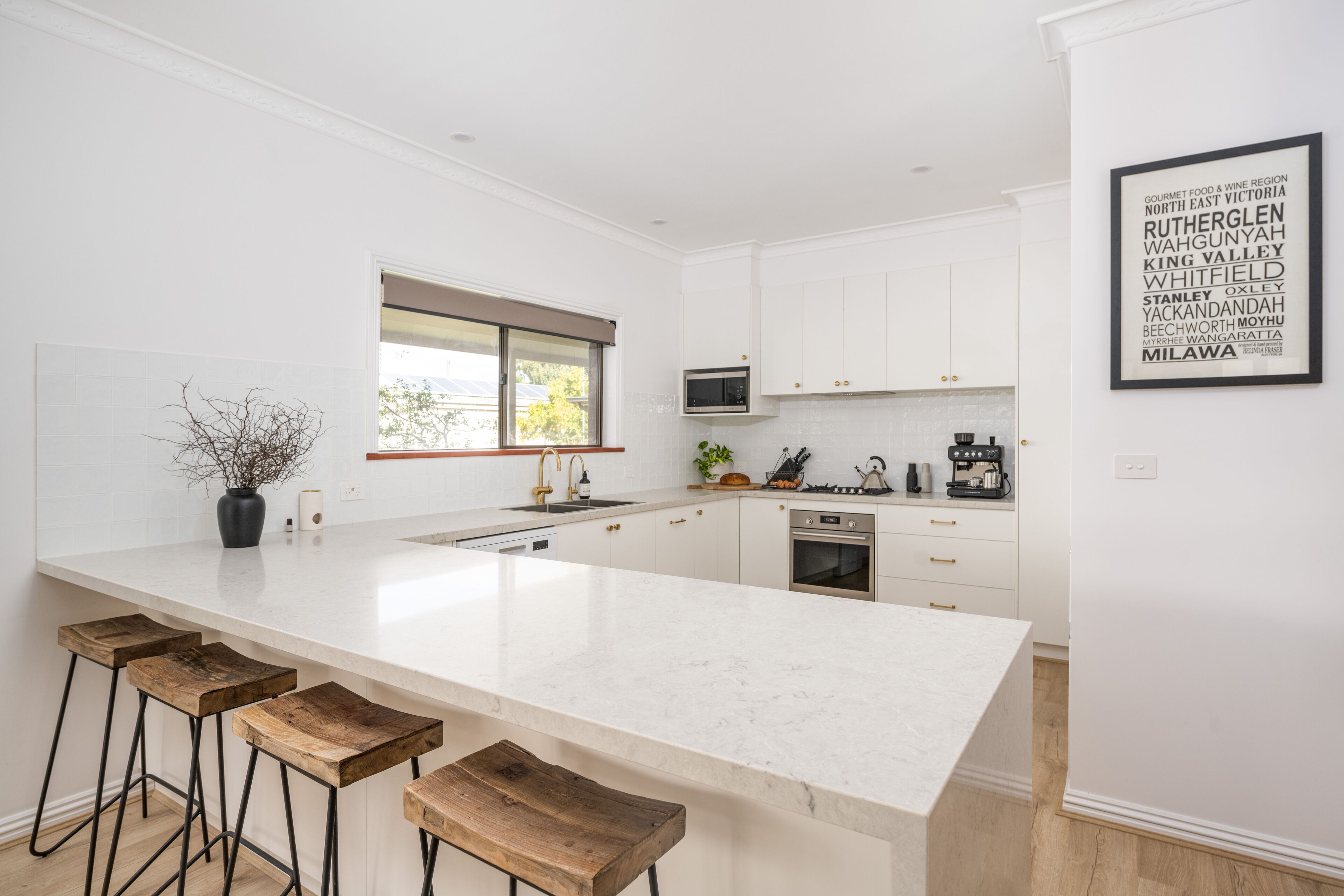 電子レンジ、オーブン、調理器具と食器