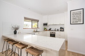 Mikroaaltouuni, uuni, keittoastiat/astiat/ruokailuvälineet