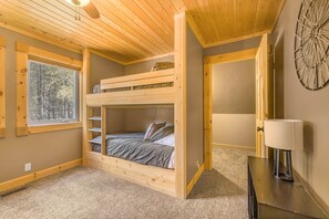 5 bedrooms, iron/ironing board, WiFi, bed sheets - Island Park Luxury Cabin-Hot Tub-Near Yellowstone (Island Park)