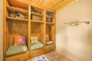 Interior - Island Park Luxury Cabin-Hot Tub-Near Yellowstone (Island Park)