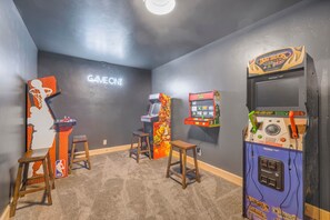 Games room - Island Park Luxury Cabin-Hot Tub-Near Yellowstone (Island Park)