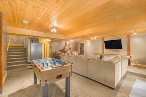 Games room - Island Park Luxury Cabin-Hot Tub-Near Yellowstone (Island Park)