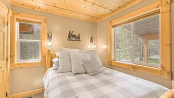 5 bedrooms, iron/ironing board, WiFi, bed sheets