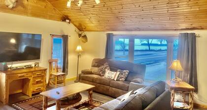 River View 3 bedroom/2bath top level apartment