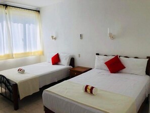 Habitación triple estándar, 2 camas dobles | Wifi gratis y ropa de cama