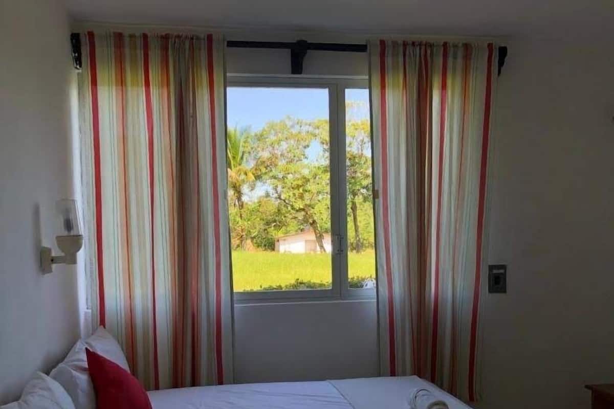 Standaard tweepersoonskamer, 1 kingsize bed, op benedenverdieping | Gratis wifi, beddengoed