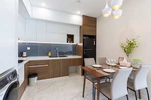 Apartamento premium, 4 quartos, para não fumantes, vista para o lago | Cozinha privada | Geladeira, micro-ondas, chaleira elétrica