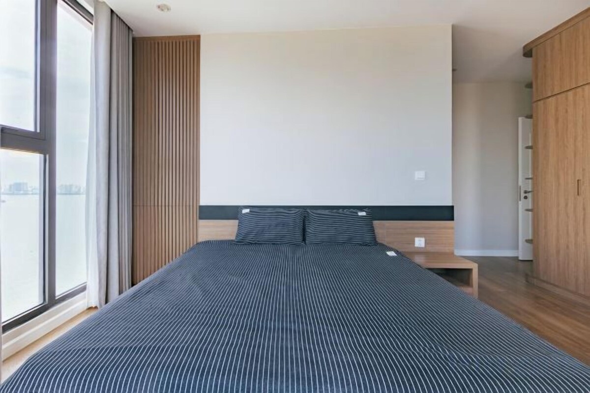 Escritorio, cortinas opacas, sistema de insonorización y wifi gratis