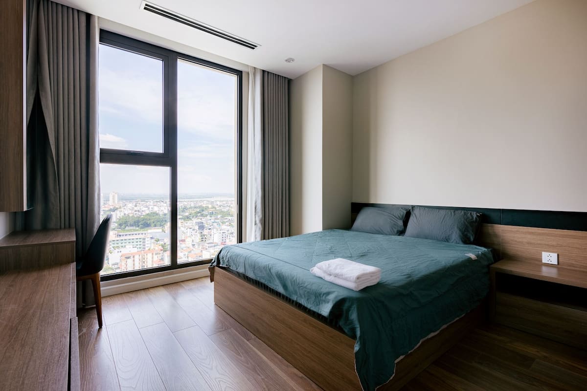 Appartamento Superior, 2 camere da letto, vista città | 4 camere, una scrivania, tende oscuranti, insonorizzazione