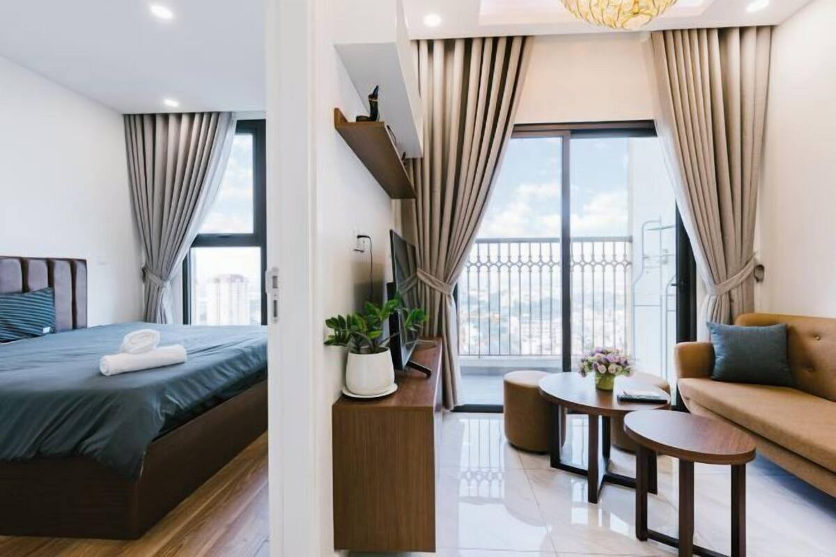 4 kamar tidur, meja kerja, tirai kedap cahaya, dan kedap suara