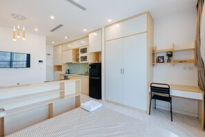 Desk, blackout curtains, soundproofing, free WiFi - Muse Hanoi Luxury Apartment - D'Eldorado (Hanoi)