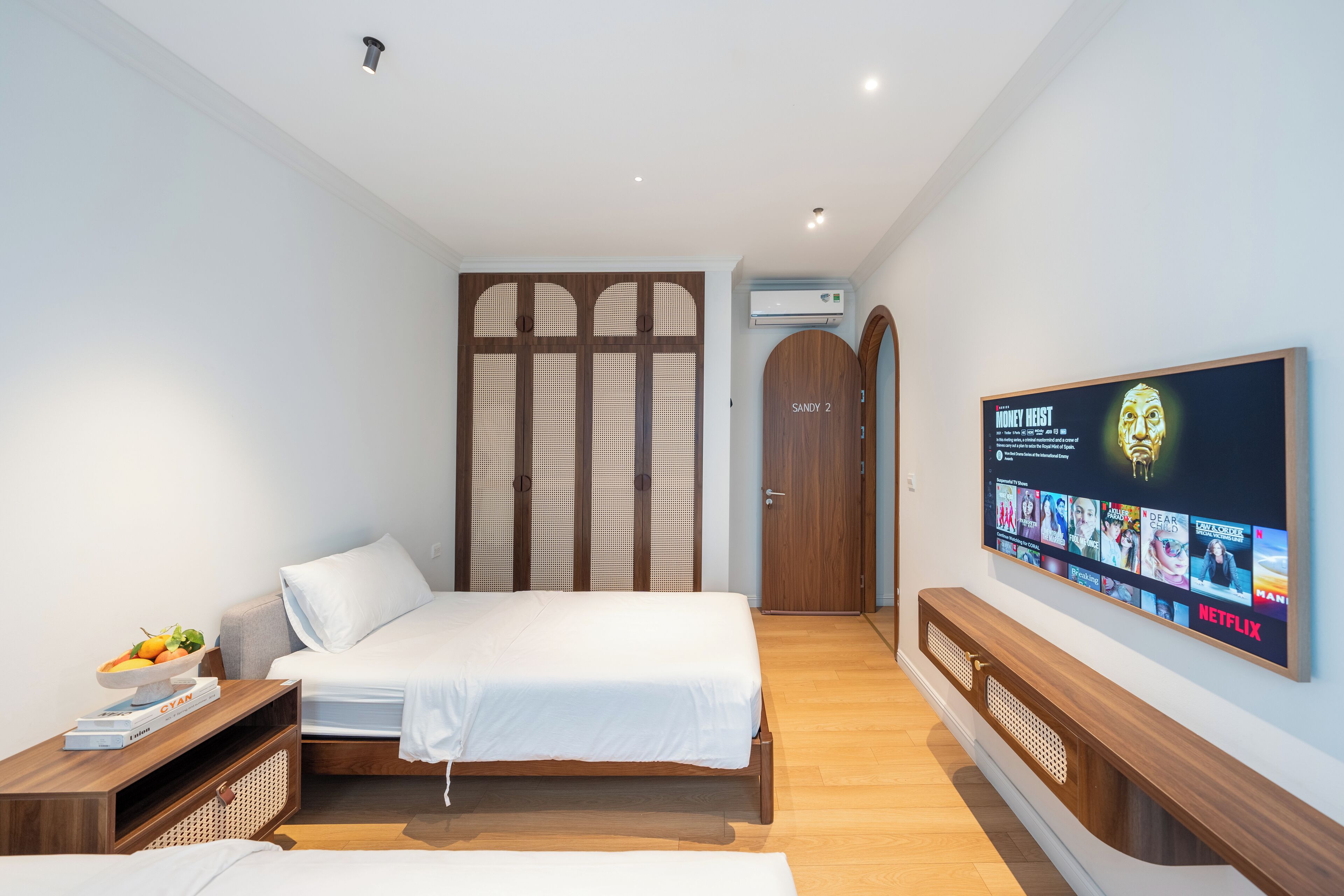 6 bedrooms, desk, iron/ironing board, travel crib