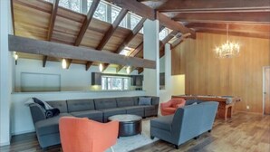 Smart TV, fireplace - Luxurious executive home located on Big Meadow Golf Course at Black Butte Ranch (Sisters)