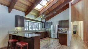 Coffee/tea maker, fridge, microwave, oven - Luxurious executive home located on Big Meadow Golf Course at Black Butte Ranch (Sisters)