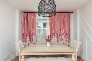 Dining - The Jungle! Stylish, newly remodeled home with room for your family or friends! (Des Moines)