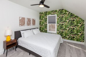 3 habitaciones, escritorio y tabla de planchar con plancha