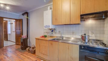 Fridge, oven, stovetop, coffee/tea maker