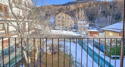 Lidia’s Lodge Apartment, Sauze d'Oulx, Italy