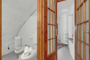 Douche, bidet, serviettes fournies