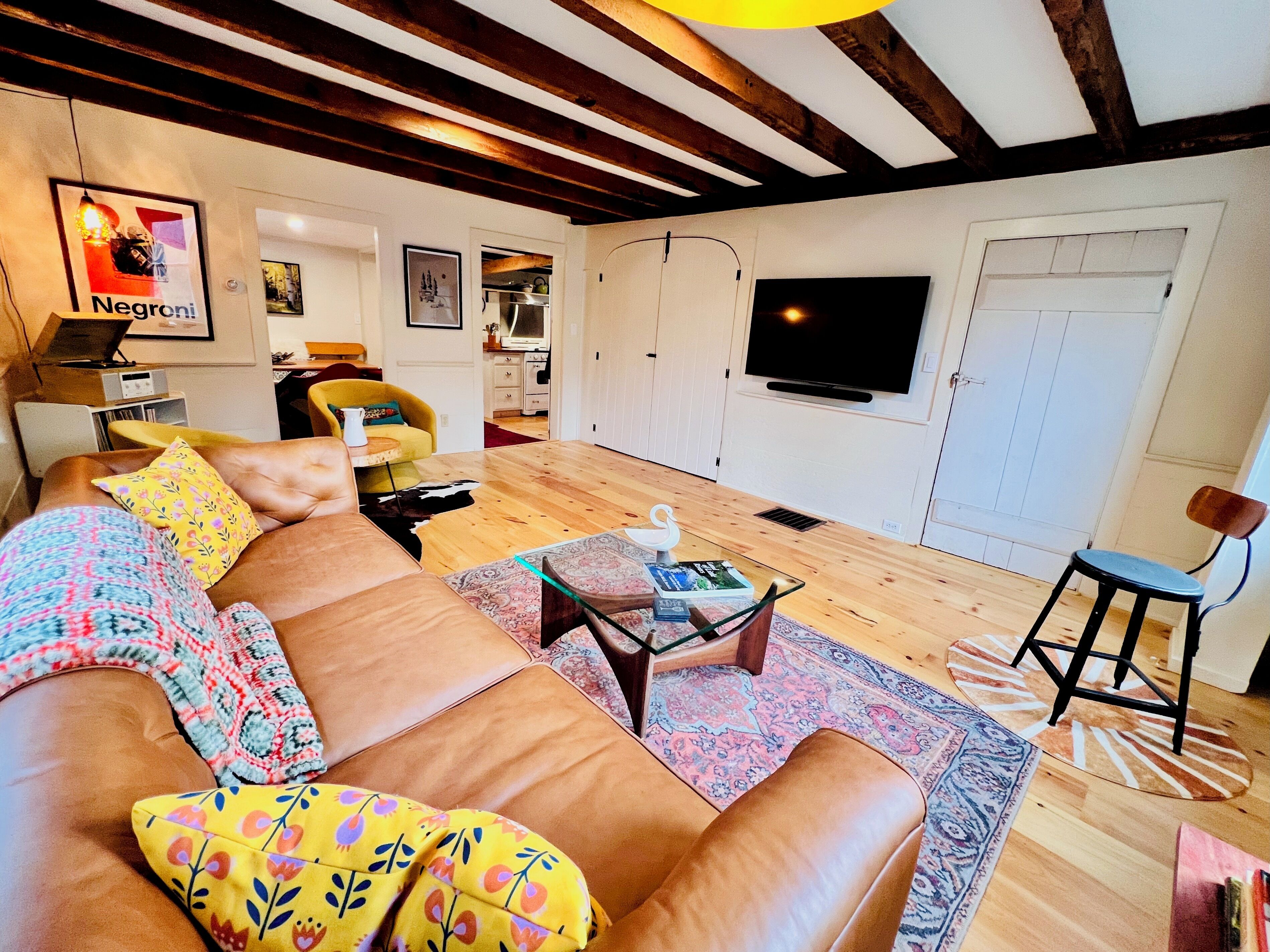 TV connectée, cheminée, livres, médiathèque