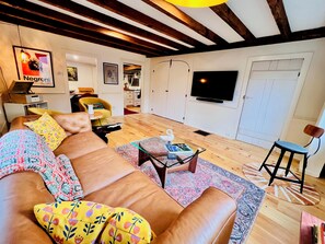 Smart TV, chimenea, libros y biblioteca musical