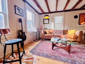 Téléviseur connecté, foyer, livres, sélection de musique