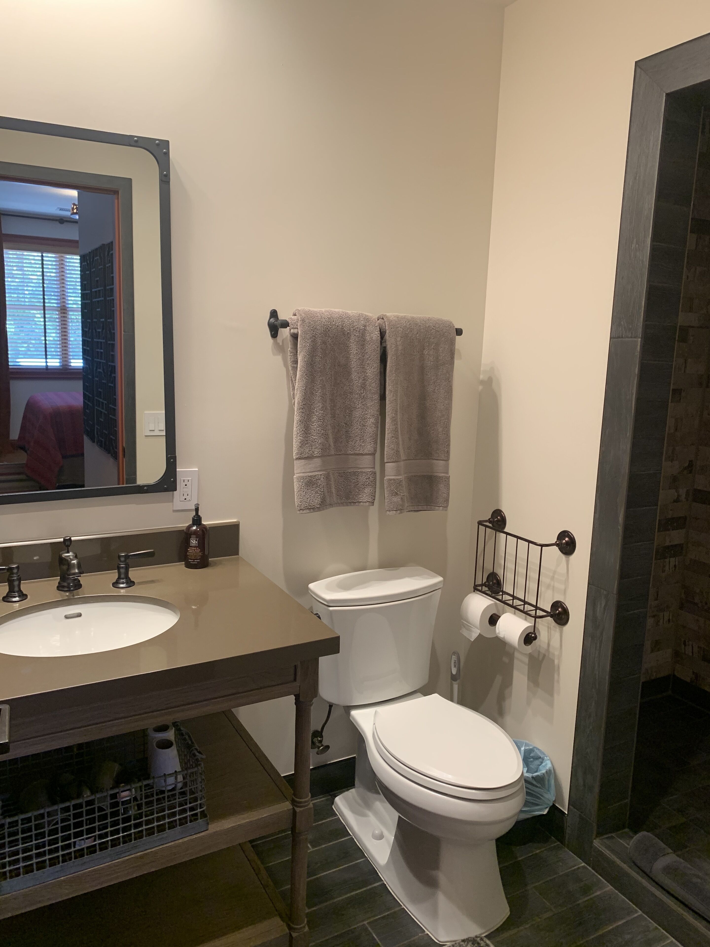Une salle de bain équipée d’un lavabo, de toilettes et d’un espace douche.